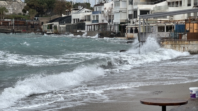 Bodrum'da fırtına 80 kilometre hıza ulaştı
