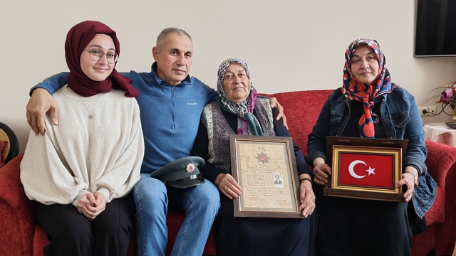 Bakan Yerlikaya'dan merhum emekli polis Mehmet Ali Genç'e vefa
Türk Polis Teşkilatının 180'inci kuruluş yıl dönümü dolayısıyla paylaşılan videoda da yer alan Mehmet Ali Genç'in Mersin'deki ailesi, Bakan Yerlikaya'ya teşekkür etti