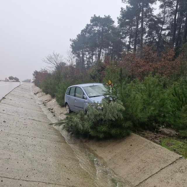 Çanakkale'de yoldan çıkan otomobil ağaca çarptı; 2 kişi yaralandı