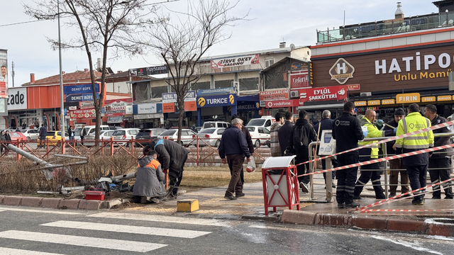 Kayseri'de otomobilin çarptığı tramvay durağındaki 3 yaya yaralandı