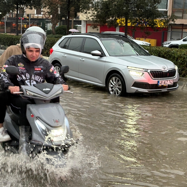 İzmir'de sağanak yağış hayatı olumsuz etkiledi: Caddeler göle döndü