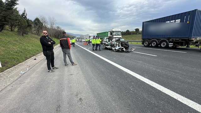 Otoyolda cip, TIR'a arkadan çarptı: 1 ölü 1 yaralı