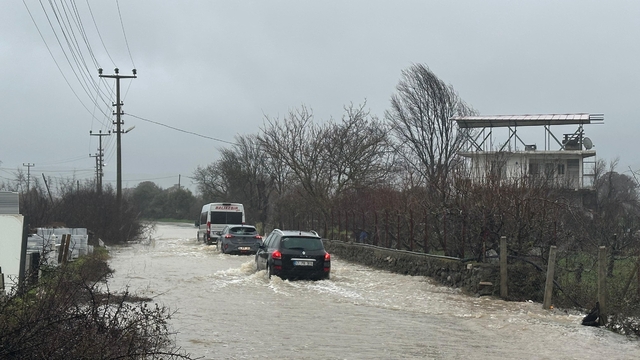 Çanakkale'de yağış nedeniyle köy yolunda çökme meydana geldi