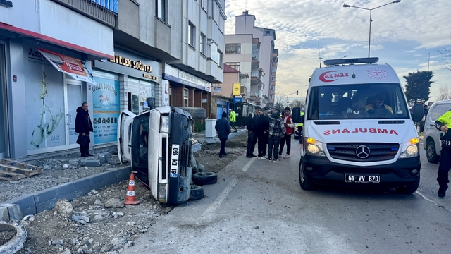 Trabzon'da kontrolden çıkan otomobilin devrilmesi güvenlik kamerasına yansıdı