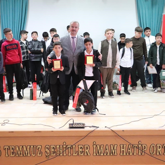 İstiklal Marşı'nı Güzel Okuma Yarışmasında Elif Filiz il birincisi