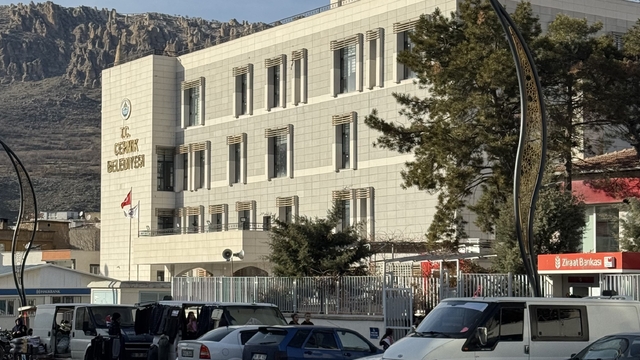 Ezan sesi mahalleliye ulaşmayınca belediye binasına hoparlör konuldu