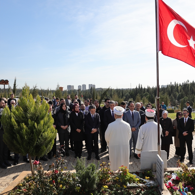 Bakan Yumaklı, deprem şehitlerinin kabirlerini ziyaret etti