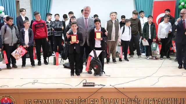 İstiklal Marşı'nı Güzel Okuma Yarışmasında Elif Filiz il birincisi