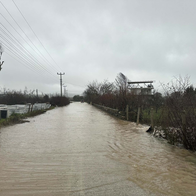 Çanakkale'de sağanak hayatı olumsuz etkiledi