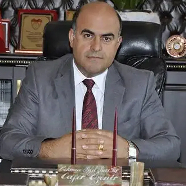 Eski belediye başkanı oğlu tarafından baltayla öldürüldü