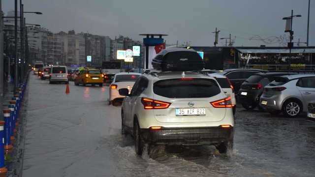 İzmir Çeşme'de sağanak; yollar göle döndü (2)
