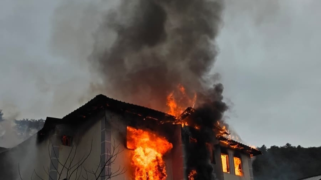 2 katlı ev, alev alev yandı