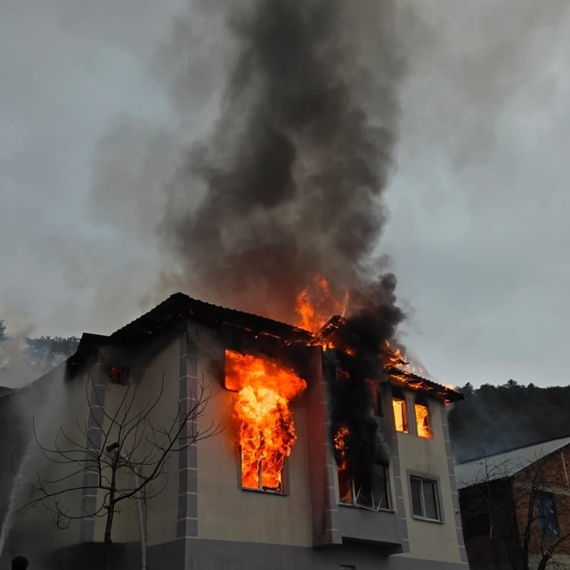 2 katlı ev, alev alev yandı