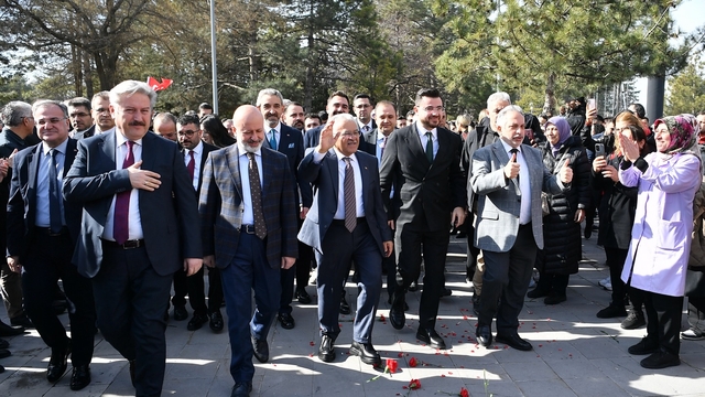 Kayseri'de 5 belediyede görev yapan işçiler, toplu iş sözleşmesini meşalelerle kutladı