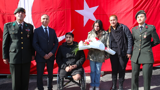 MSB'nin girişimleriyle afetzede genç kız, kendisine parka veren albayla buluştu