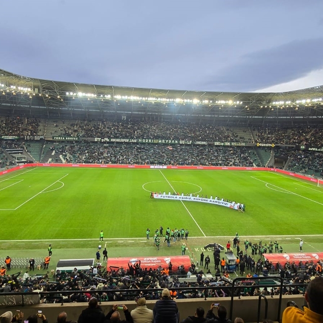 Kocaelispor ve Beşiktaş kupa maçına 'Küfüre karşıyız' pankartıyla çıktı
Tri...