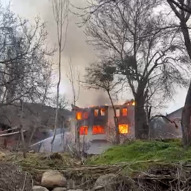 Bolu'da iki katlı ev alevlere teslim oldu