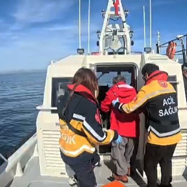 Balıkçı teknesinde rahatsızlanan vatandaşa Sahil Güvenlikten tıbbi tahliye