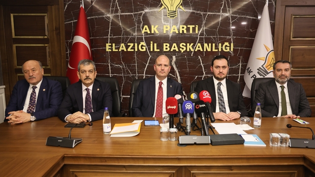 AK Parti Genel Başkan Yardımcısı İleri: "Bu millet ve devlet sadece bizler için değil, coğrafyamız ve dünya için bir umuttur"
"Bu memleketin her bölgesinden deprem bölgelerine yardımlar sel oldu aktı"
"Deprem bölgesine adeta deprem turisti olarak gelip deprem fotoğrafları verenlerin olduğunu da gördük"
"Cumhurbaşkanımızın liderliğinde bizler, durmadan çalışmaya devam edeceğiz"