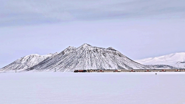 Van Gölü Ekspresi'nin Kirkor Dağı eteklerindeki manzarası hayran bıraktı