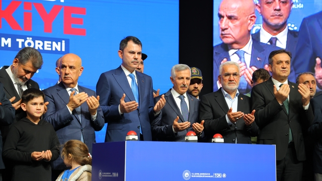 Bakan Kurum'dan CHP Genel Başkanı Özel'e tepki: "Özgür Bey vakit tiyatro vakti değildir"
Çevre, Şehircilik ve İklim Değişikliği Bakanı Murat Kurum:
"Dün de çıkmış, 'Ortada konut monut yok' diyor. 455 bin yuvayı görmüyor. Özgür Bey vakit tiyatro vakti değildir"
"Senet imzalatıyormuşuz, faizle ev verecekmişiz. Ya cahilliğinden ısrarla bunu tekrarlıyor ya da bile bile yalan söylüyor"