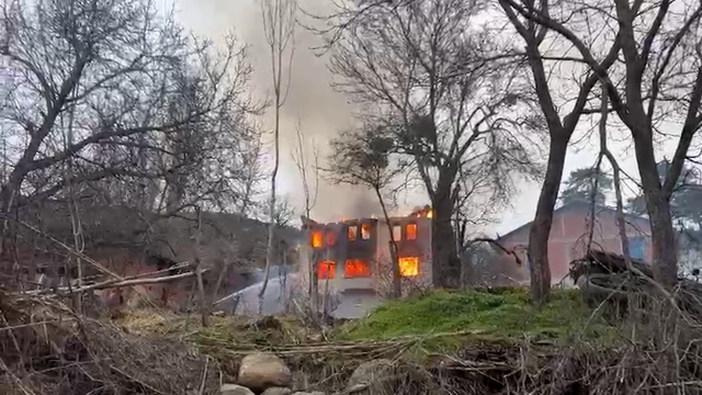 Bolu'da iki katlı ev alevlere teslim oldu