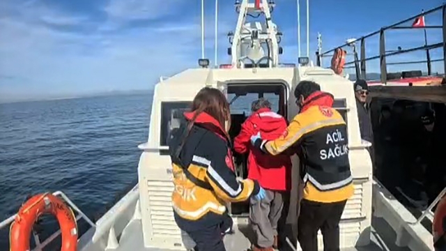 Balıkçı teknesinde rahatsızlanan vatandaşa Sahil Güvenlikten tıbbi tahliye