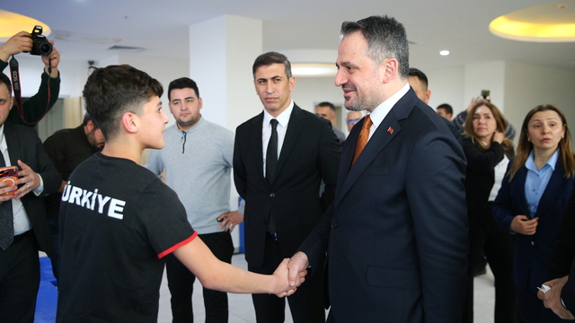 Gençlik ve Spor Bakan Yardımcısı Eminoğlu, Adana'da gençlerle bir araya geldi: