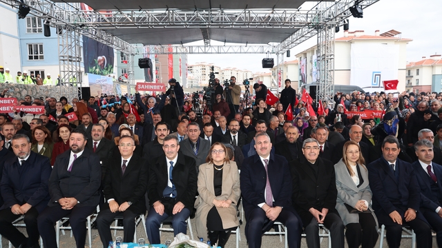 Gaziantep Güneyşehir'de 4 bininci konutun hak sahibi belirlendi
Cumhurbaşkanı Yardımcısı Yılmaz, Güneyşehir'de hak sahipliği kura çekim törenine katıldı