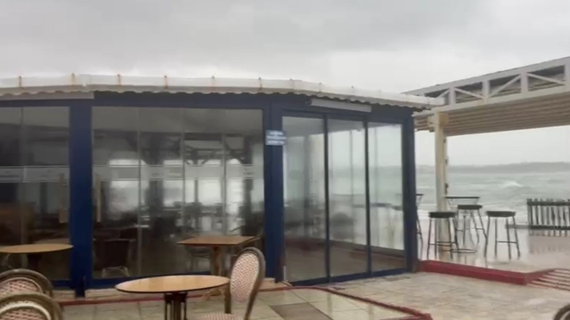 Didim'de fırtına etkili oldu: Deniz taştı, kafeyi su bastı