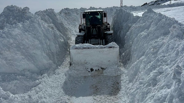 Hakkari'de kardan kapanan iki üs bölgesinin yolu ulaşıma açıldı