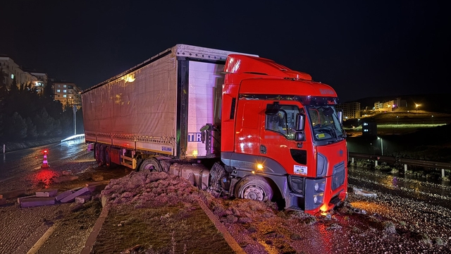 Tır refüje çıktı, 2 otomobil zarar gördü
Yağışlı hava kazayı beraberinde getirdi