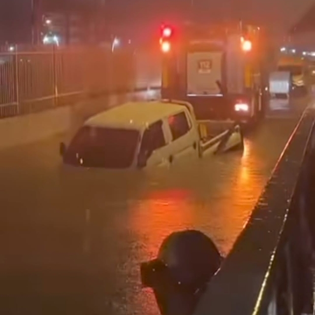 İzmir'de suyla dolan alt geçitte mahsur kalan sürücü hayatını kaybetti