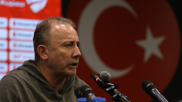 Sergen Yalçın: "1-1'lik skor adaletli gibi duruyor"
Beşiktaş Teknik Direktörü Sergen Yalçın:
"Çok iyi oynadığımızı söylemek zor"
"Tansiyon neden yüksekti, anlamadım"
"Birbirimize saygılı olmak zorundayız"
"Grup liderliğimiz devam ediyor"