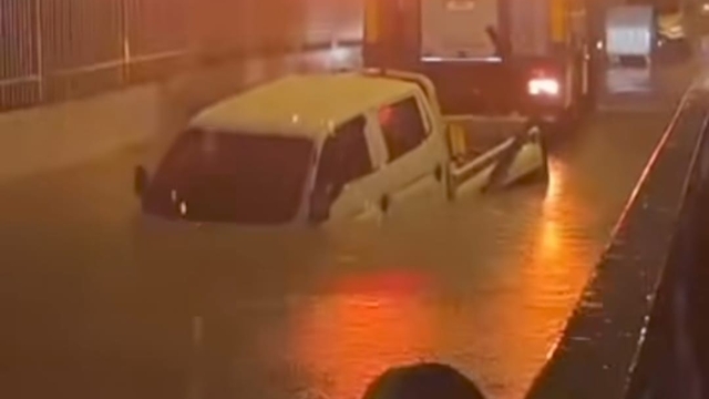 İzmir'de suyla dolan alt geçitte mahsur kalan sürücü hayatını kaybetti