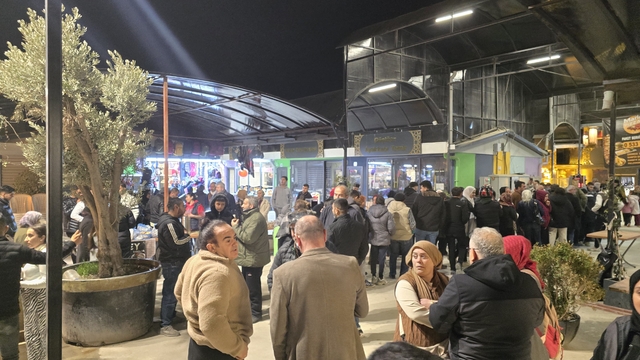 Tarihi Uzun Çarşı esnafından depremde hayatını kaybedenler anısına ikram