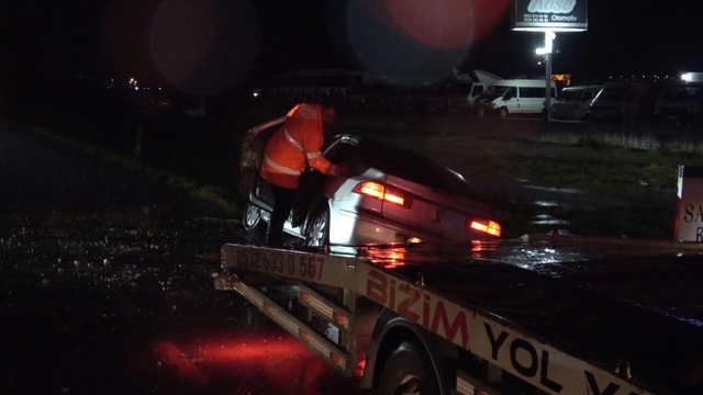 Balıkesir'de otomobilin çarptığı direk devrildi