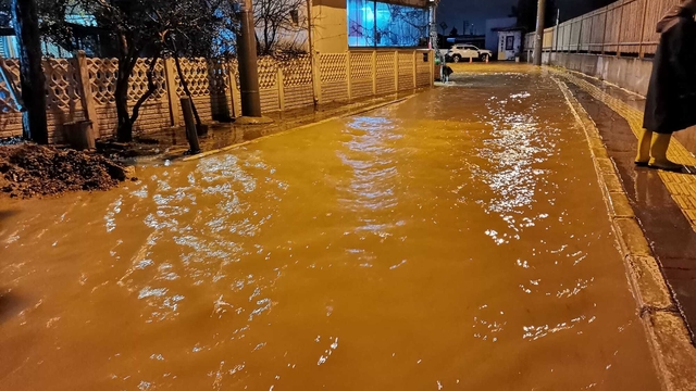 İzmir'de sağanak sırasında kamyonetle alt geçitte mahsur kalan sürücü öldü