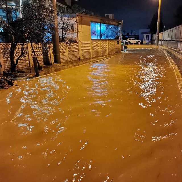 İzmir'de sağanak sırasında kamyonetle alt geçitte mahsur kalan sürücü öldü