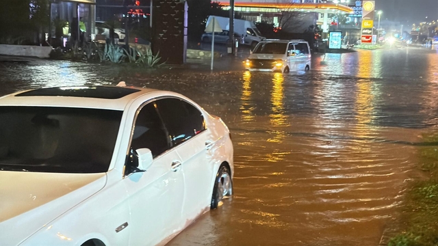 Bodrum'da sağanak yaşamı olumsuz etkiledi; yollar trafiğe kapandı