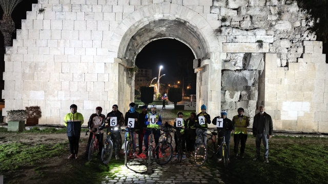 Mersin'de bisikletliler 6 Şubat depremlerinde hayatını kaybedenleri anmak için pedal çevirdi