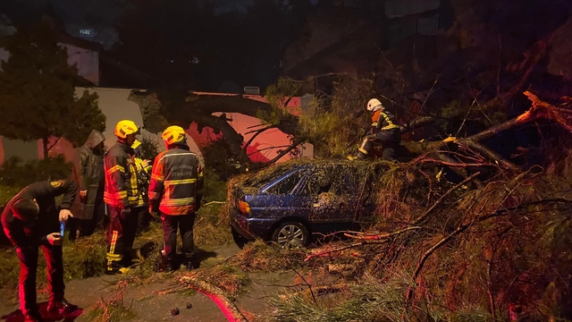 Önce duvarı yıktı sonra otomobilin üzerine devrildi: 2 yaralı
Otomobille seyir halindeyken ölümden döndüler
