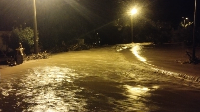 Marmaris'te sağanak etkili oldu, su baskınları oluştu
