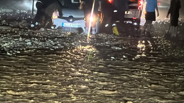 Bodrum'da sağanak yaşamı olumsuz etkiledi; yollar trafiğe kapandı (2)