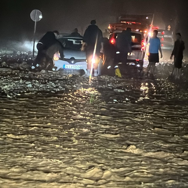 Bodrum'da sağanak yaşamı olumsuz etkiledi; yollar trafiğe kapandı (2)