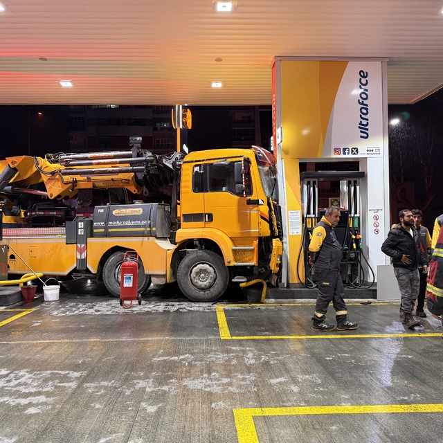 Aydın'da vincin akaryakıt pompasına çarpması sonucu hasar oluştu