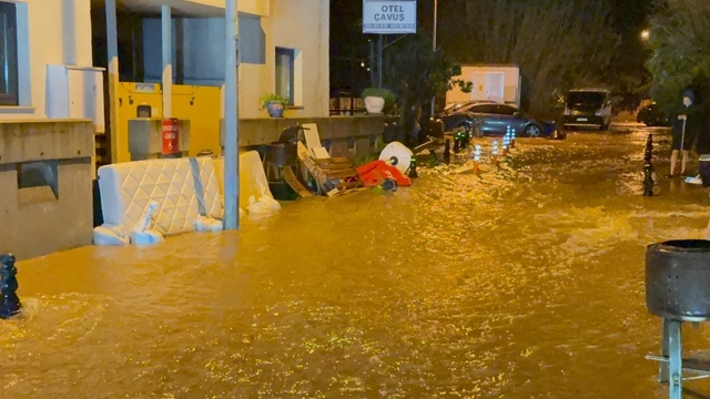 Bodrum'u sel vurdu, evler ve iş yerlerini su bastı
Araçlar yolda kaldı, birçok vatandaş ekipler tarafından kurtarıldı