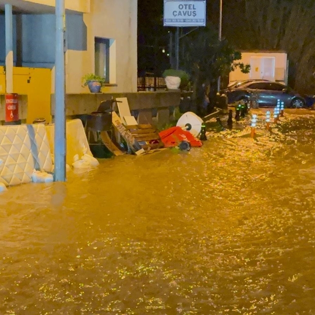 Bodrum'u sel vurdu, evler ve iş yerlerini su bastı
Araçlar yolda kaldı, bir...