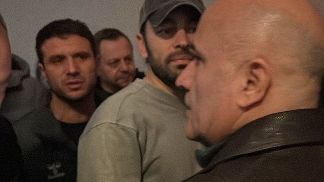 Selçuk İnan ve başkan Recep Durul hastaneye koştu
Kulüp başkanı Recep Durul, Kocaeli Valisi İlhami Aktaş ile görüştü
Bloklar arası geçişi engelleyecek ilave tedbirler alınacak
Tribünden düşerek yaşamını yitiren genç taraftar, askere gidecekti