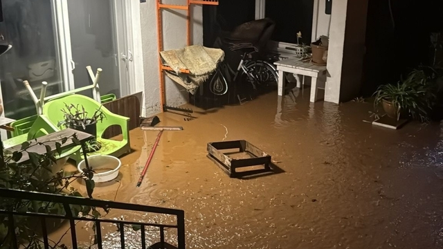 Marmaris merkezde fırtına, kırsal bölgelerde sağanak yaşamı olumsuz etkiledi